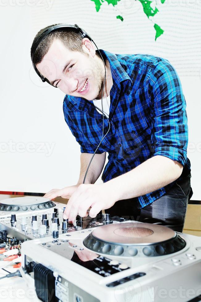 dj on party photo