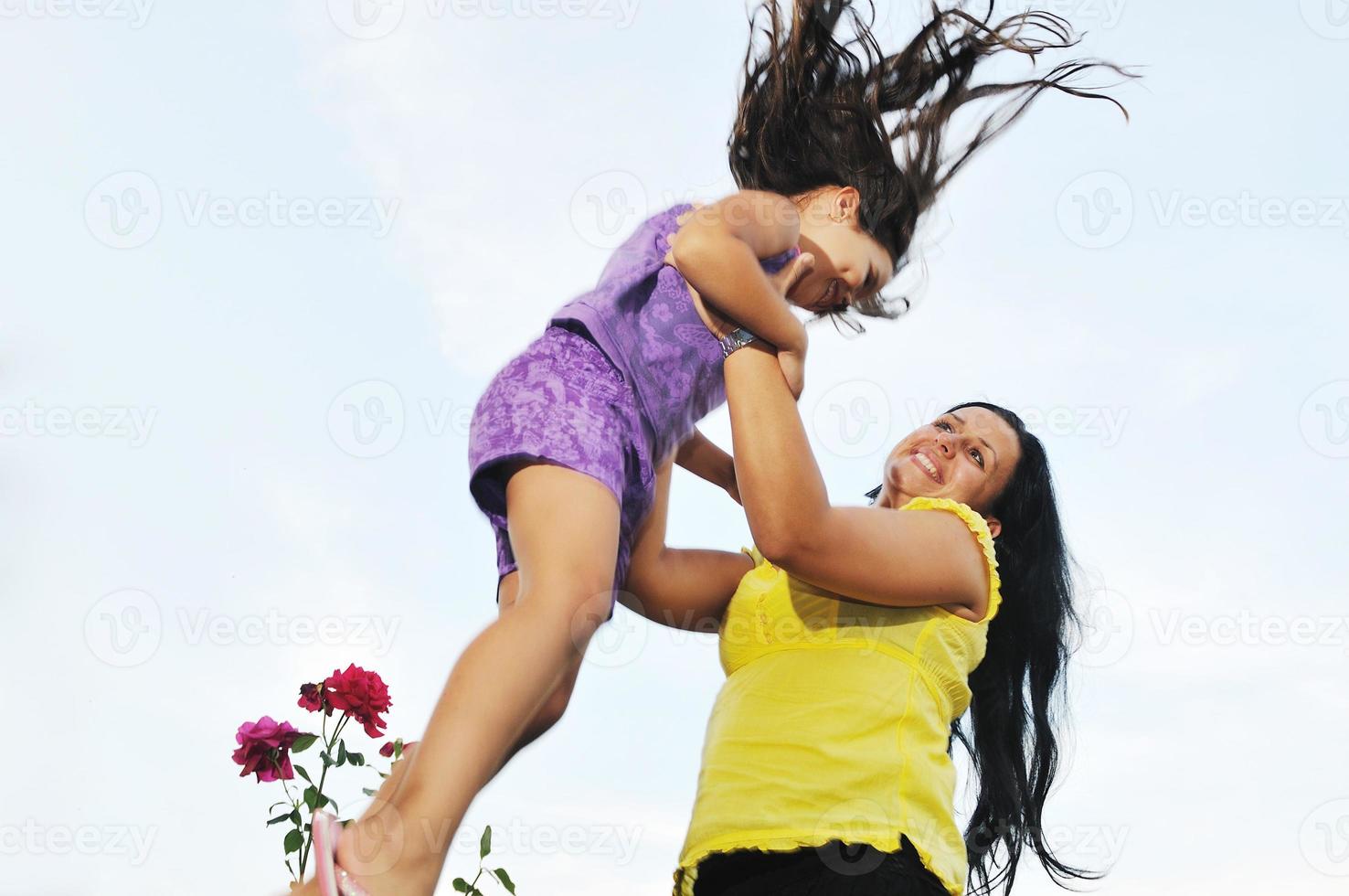 feliz madre e hija al aire libre foto