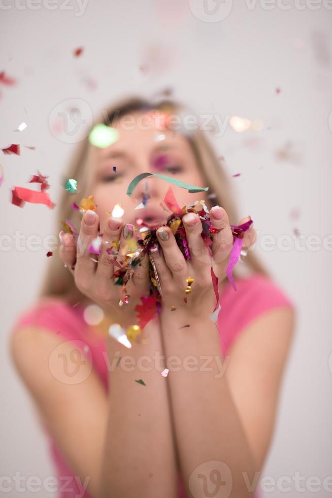 mujer soplando confeti en el aire foto