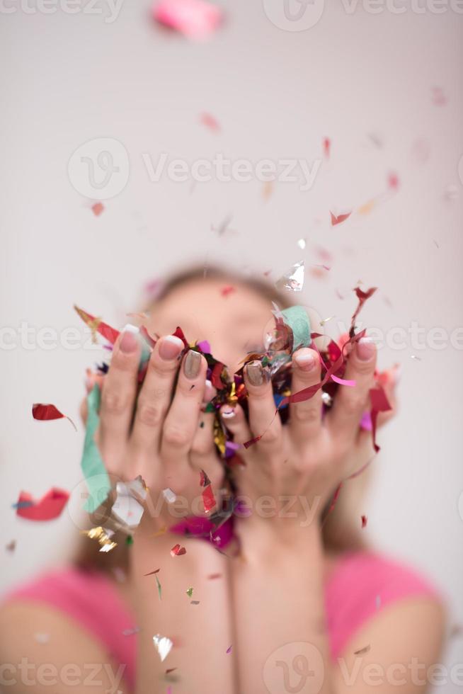 mujer soplando confeti en el aire foto