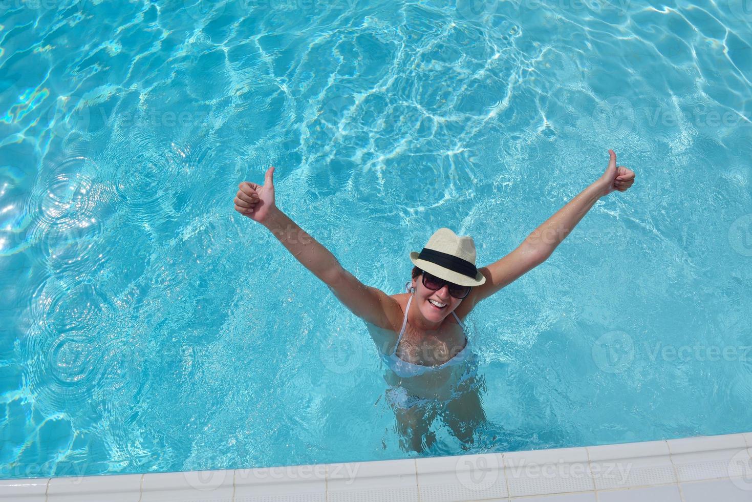 mujer feliz en la piscina foto