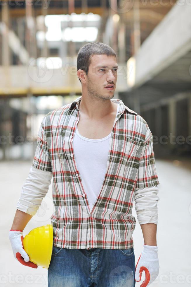 duro trabajador en el sitio de construcción foto