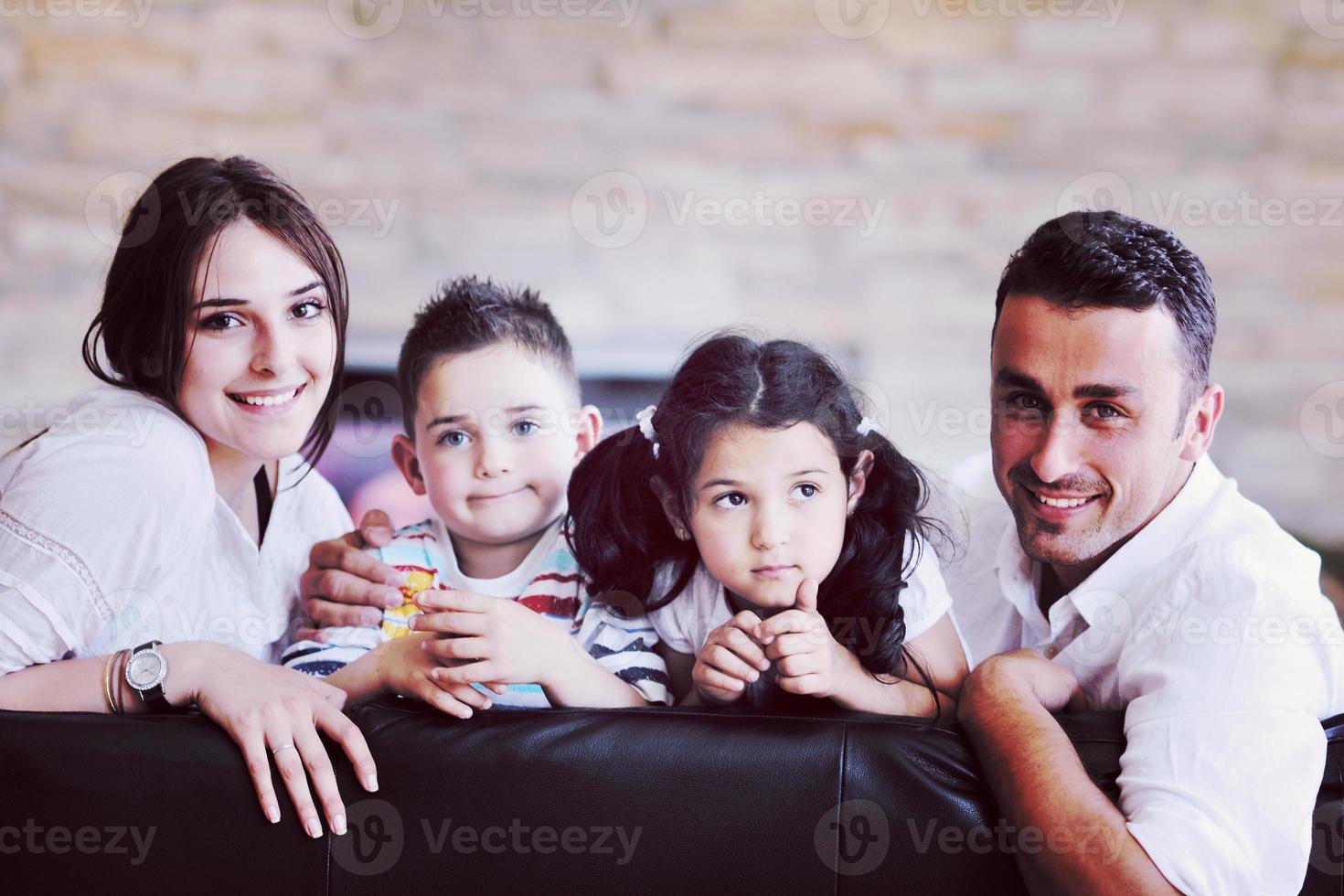 joven familia en casa foto