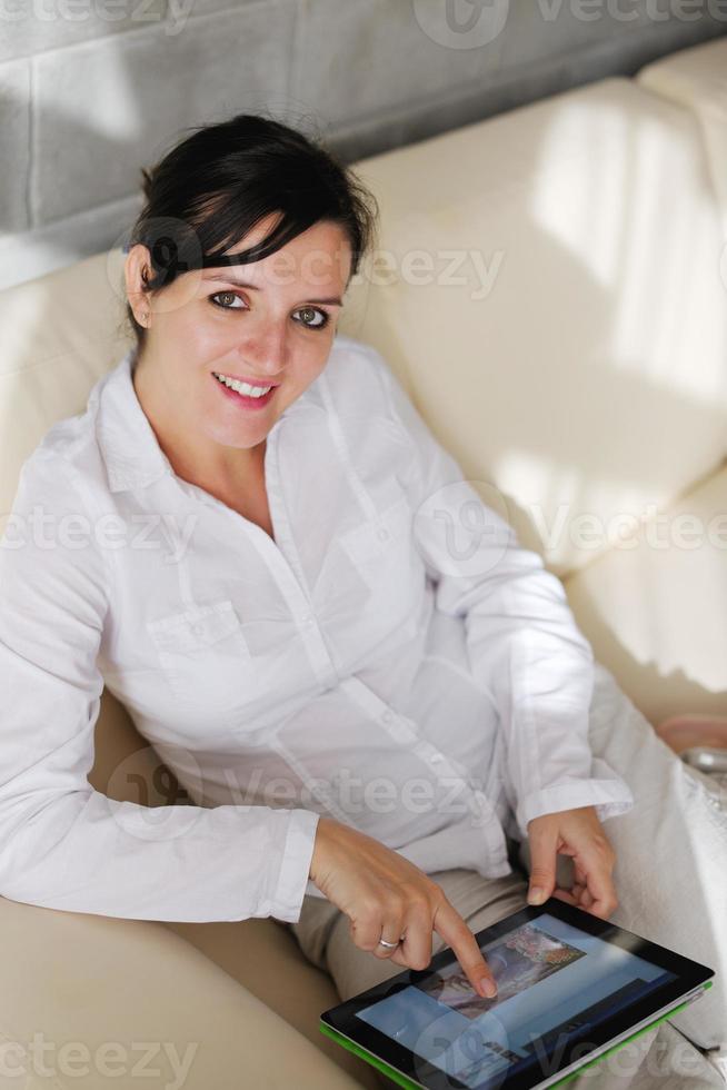 mujer usando tablet pc en casa foto