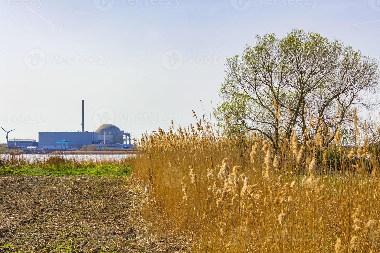 atómica central nuclear mar de wadden tidelands costa paisaje alemania. foto