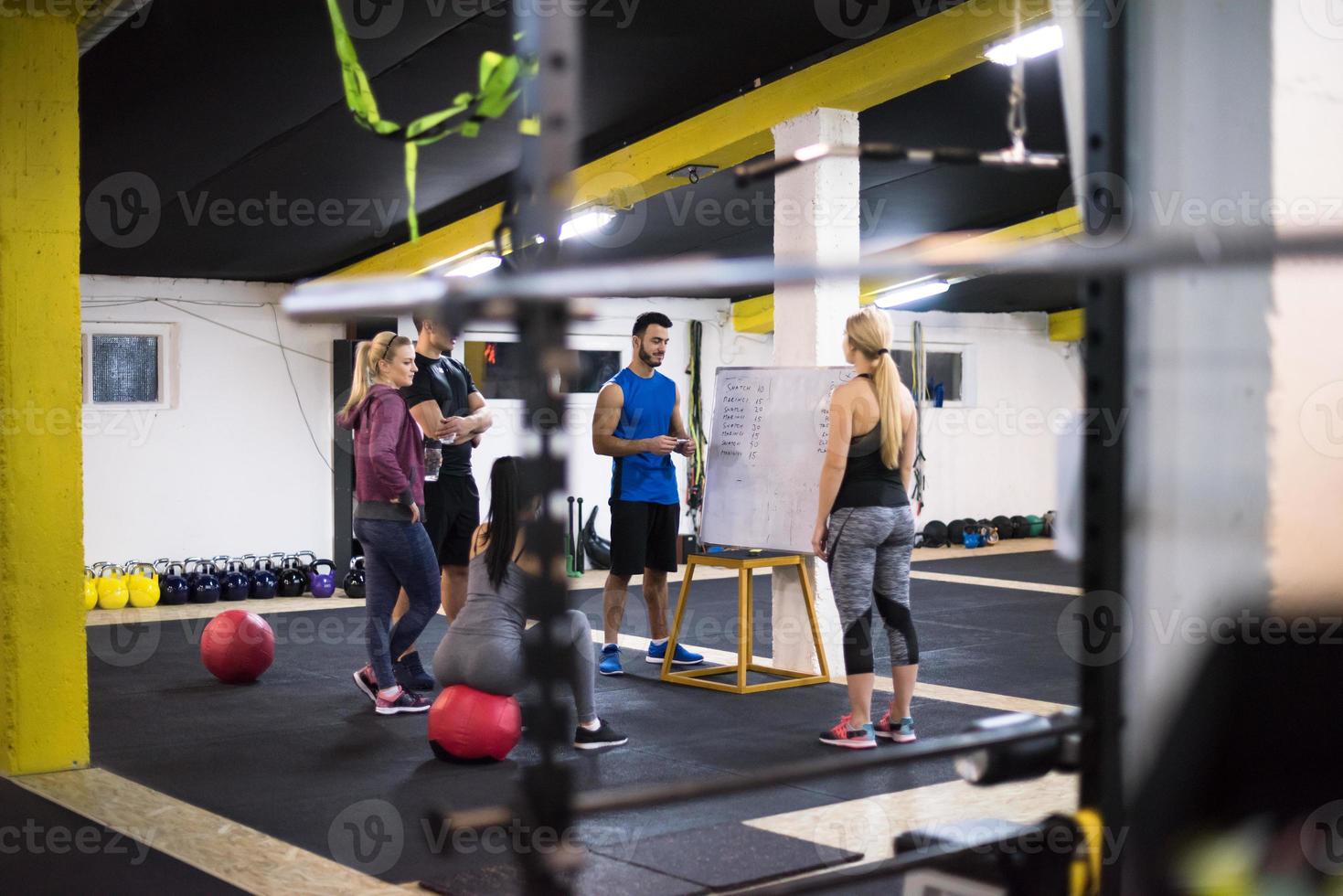 atletas recibiendo instrucciones del entrenador foto