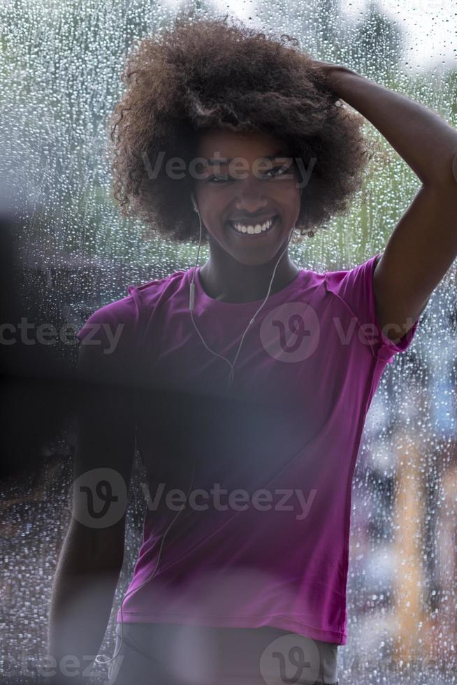 retrato, de, joven, mujer afro americana, en, gimnasio foto