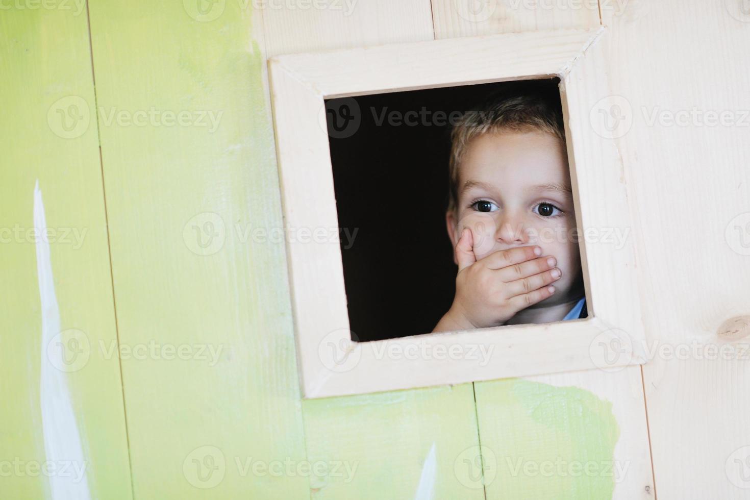 niño feliz en una ventana foto