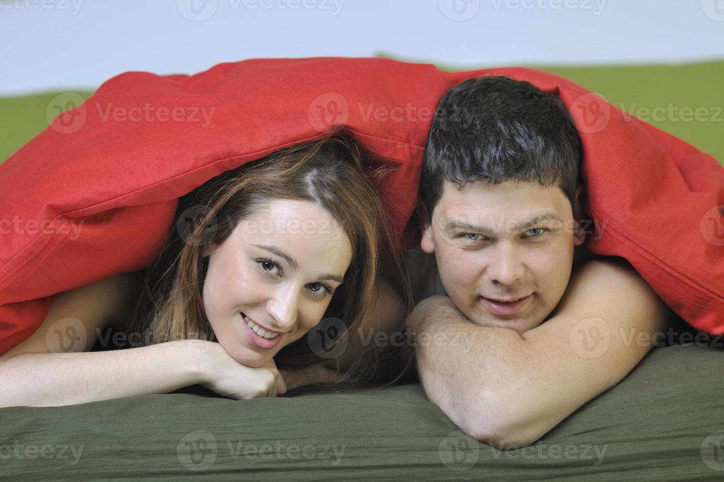 pareja joven en la cama foto