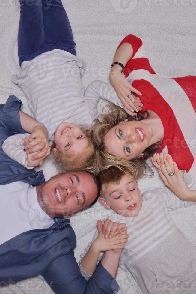 familia joven feliz en casa foto