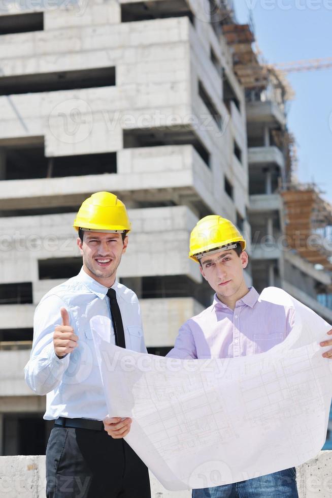 equipo de arquitectos en el sitio de construcción foto