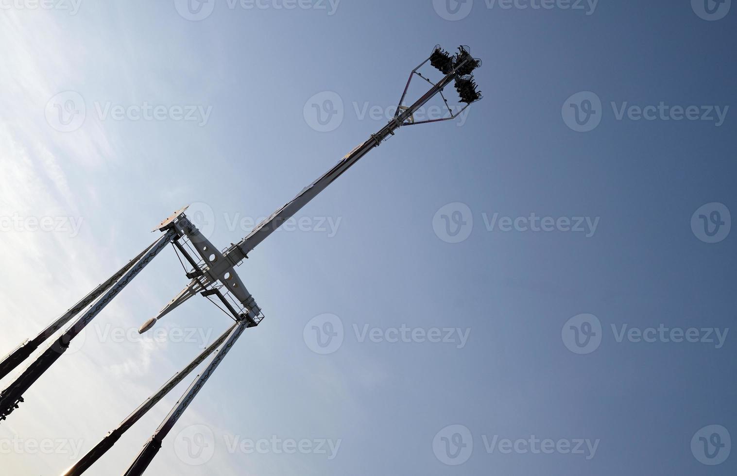 gente siendo catapultada en el aire en una feria de diversión foto