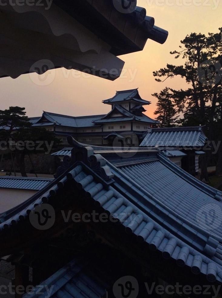 castillo de kanazawa en japón durante la puesta de sol foto
