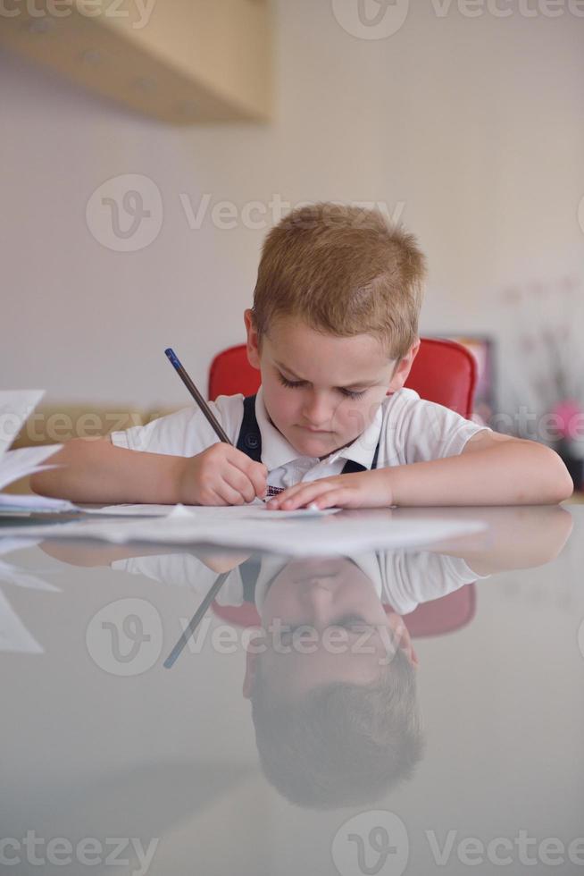 niño haciendo la tarea foto