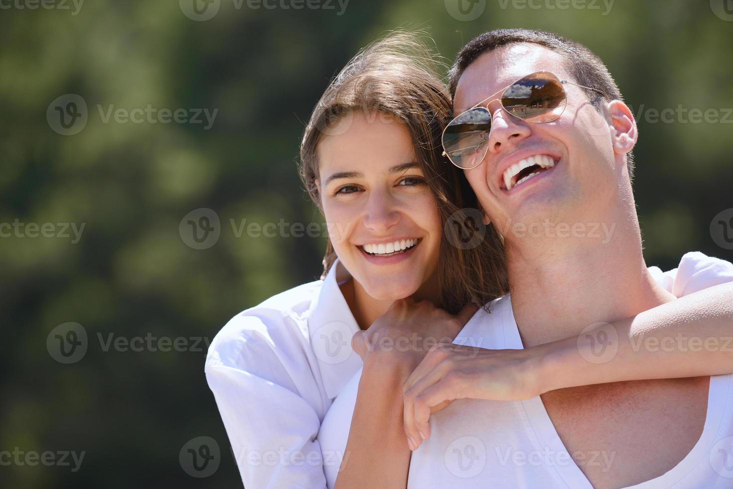 pareja feliz divertirse en la playa foto