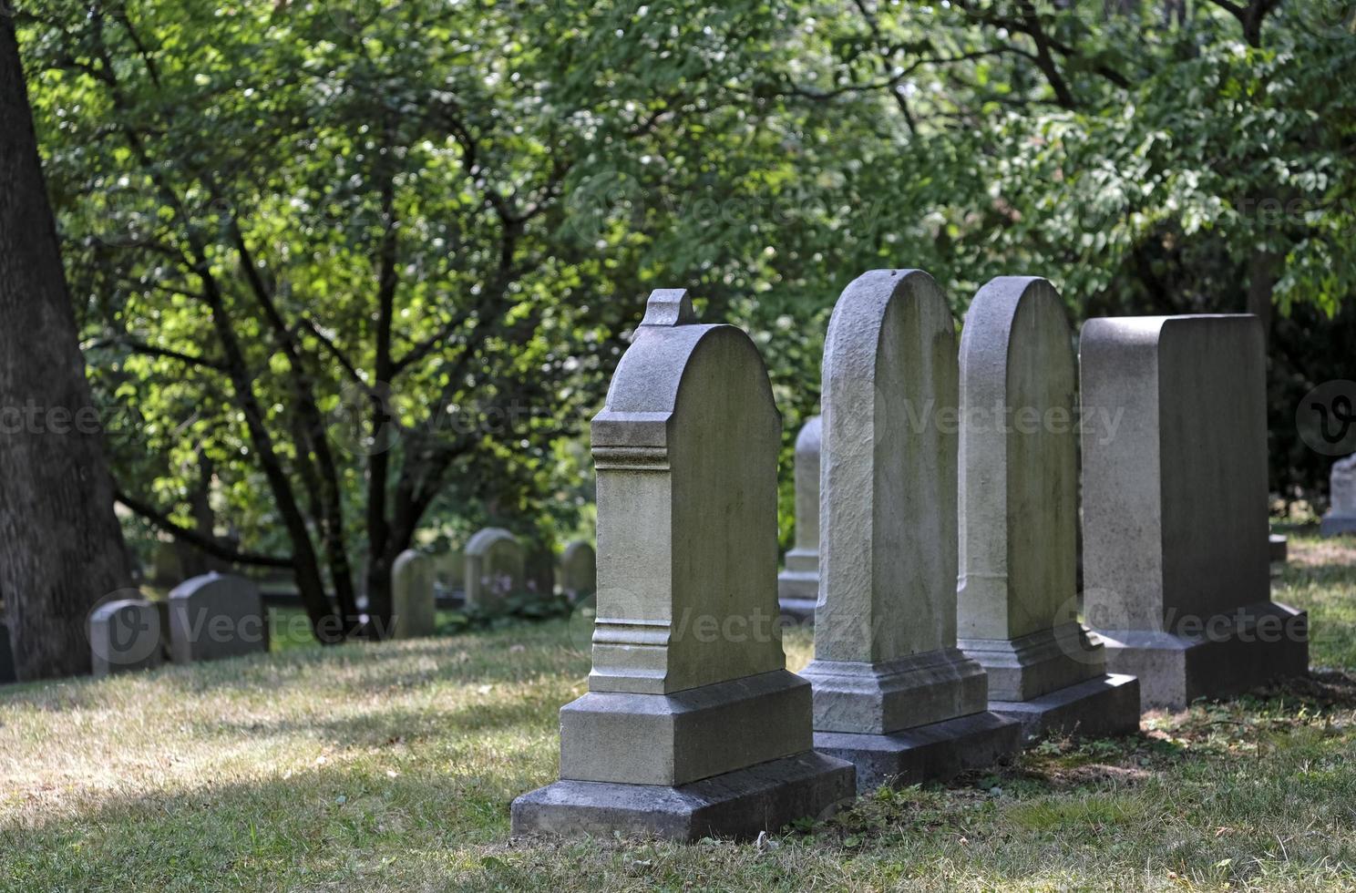 tumbas en el cementerio de mount auburn en boston, ma foto