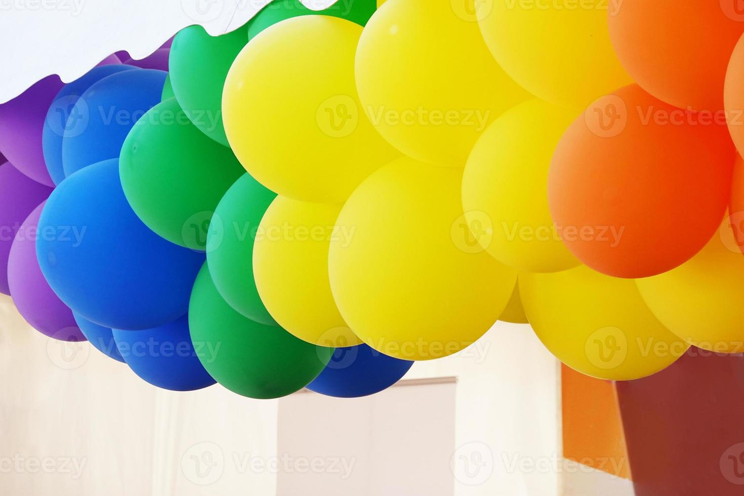 globos con los colores de la bandera del arco iris en la fiesta del mes del orgullo gay foto