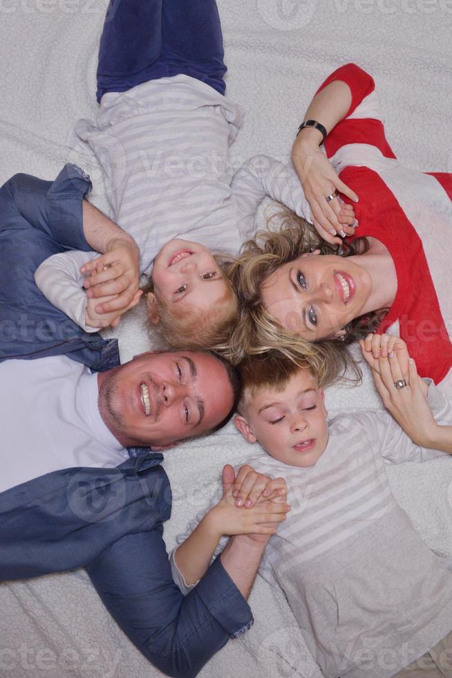 familia joven feliz en casa foto