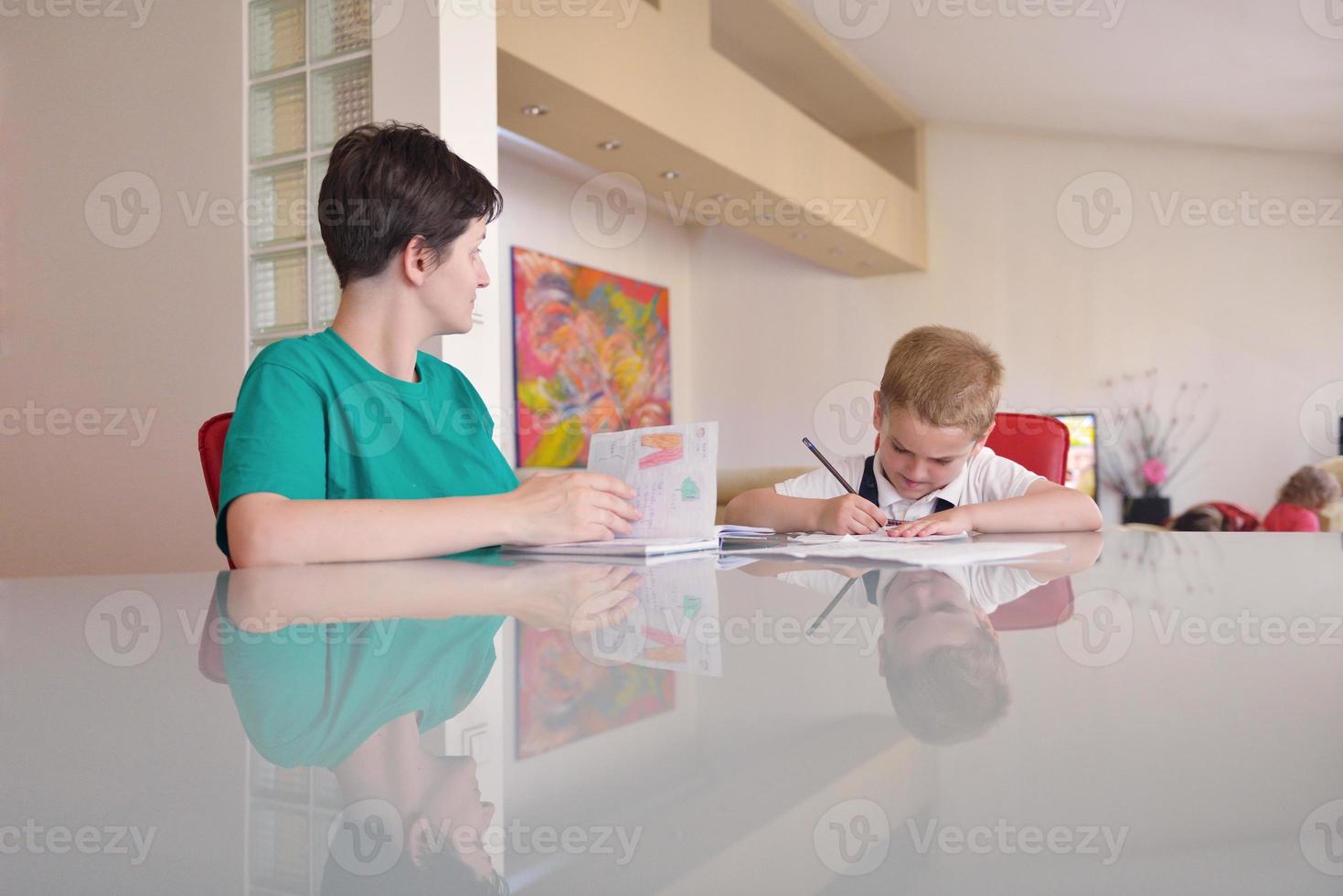 niño haciendo la tarea foto