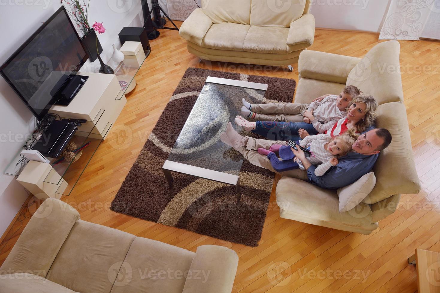 familia joven feliz en casa foto