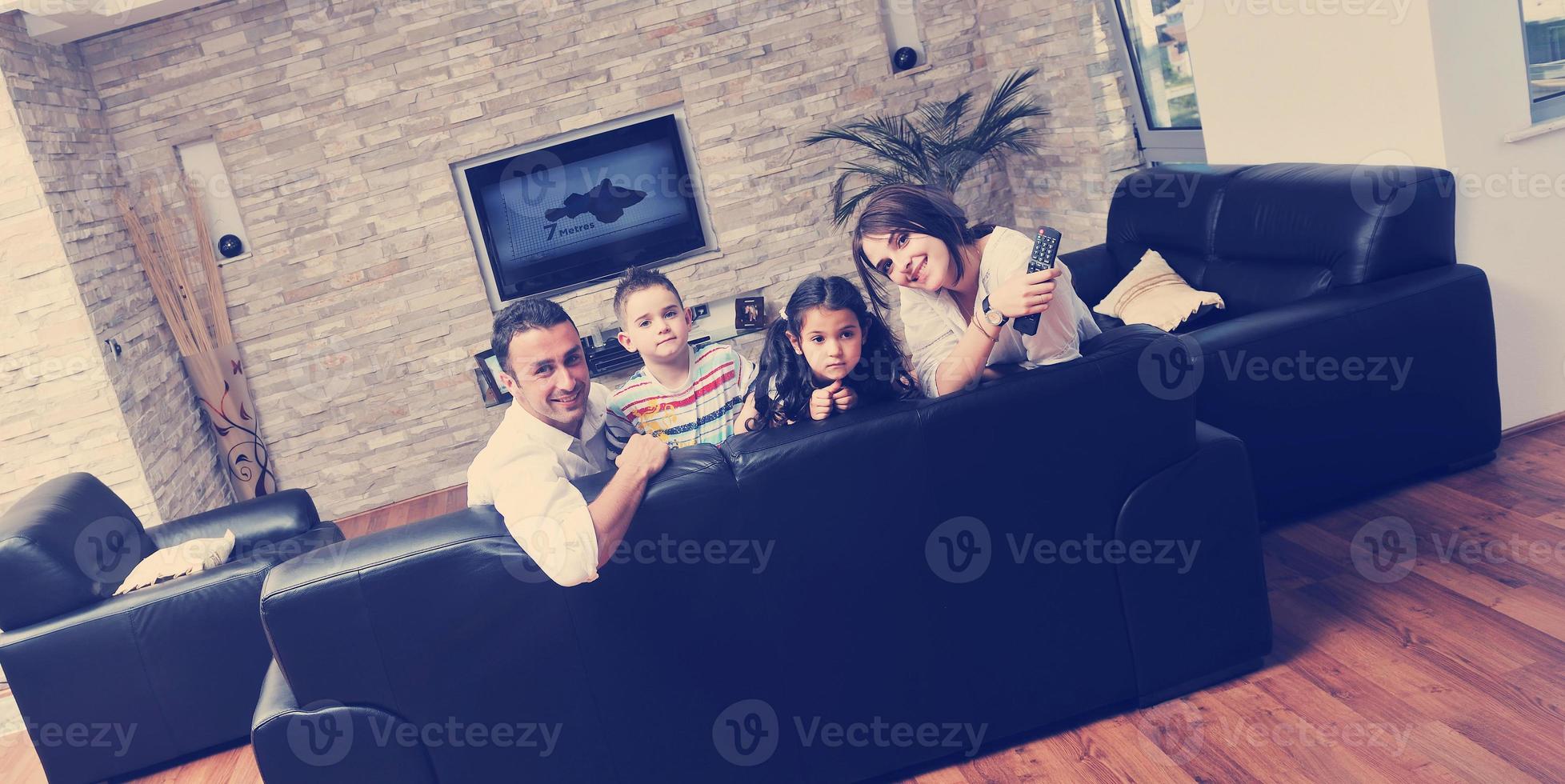 joven familia en casa foto