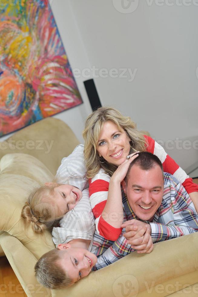 familia joven feliz en casa foto