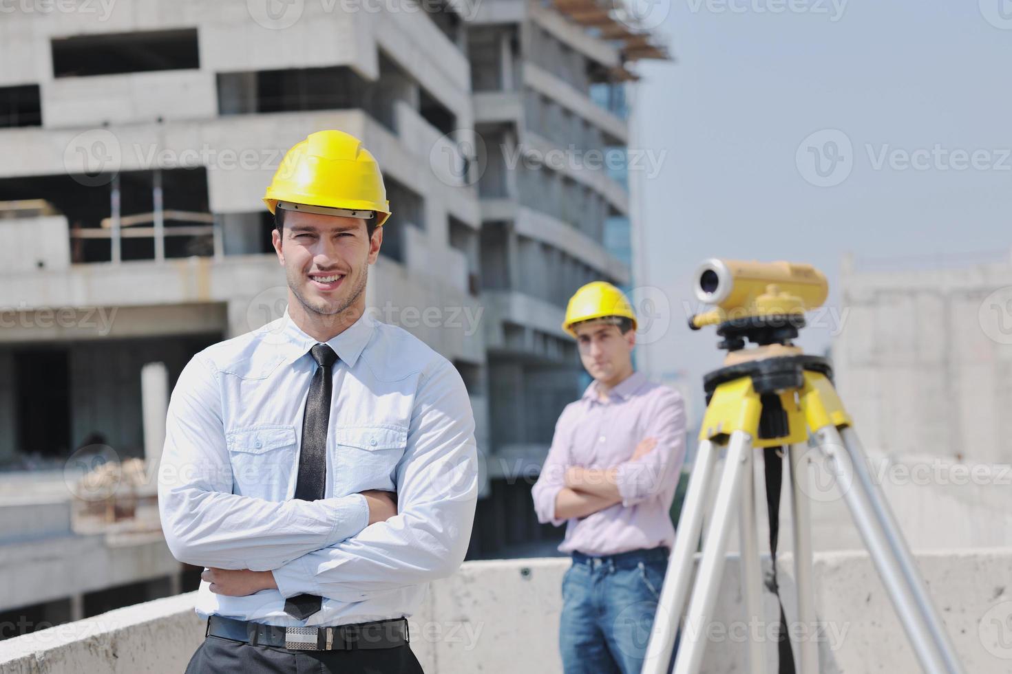 equipo de arquitectos en el sitio de construcción foto