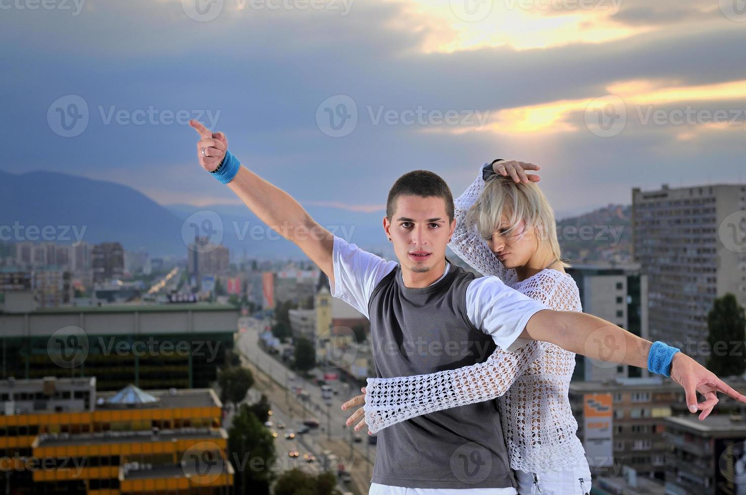 pareja urbana romántica bailando en la parte superior del edificio foto