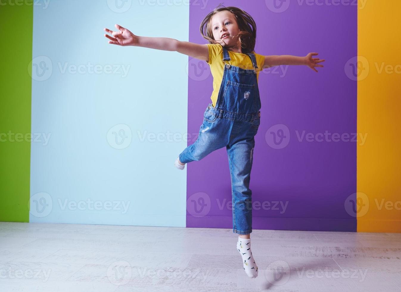 linda niña bailando en casa foto