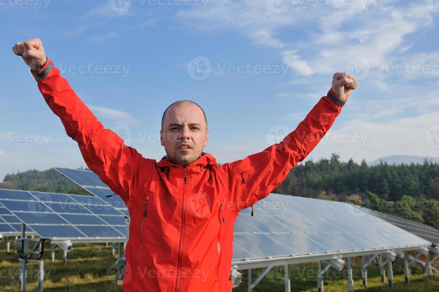 ingeniero de paneles solares masculino en el lugar de trabajo foto