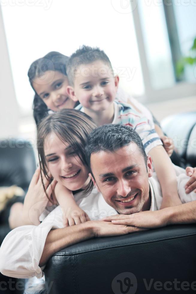 joven familia en casa foto