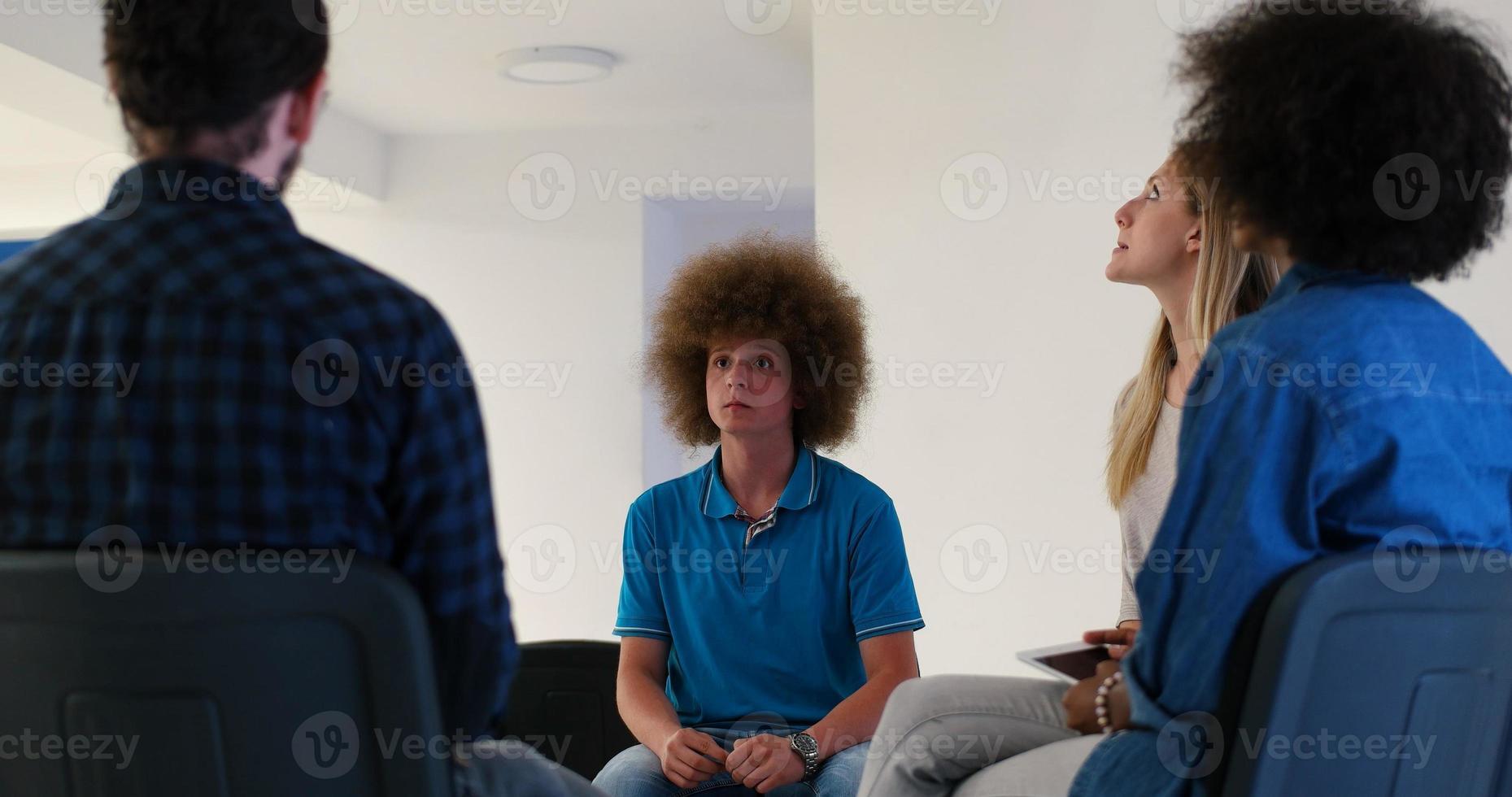 equipo multiétnico de empresas emergentes en una reunión en un edificio de oficinas moderno foto