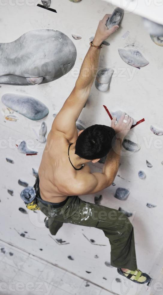 hombre ejercicio escalada deportiva foto