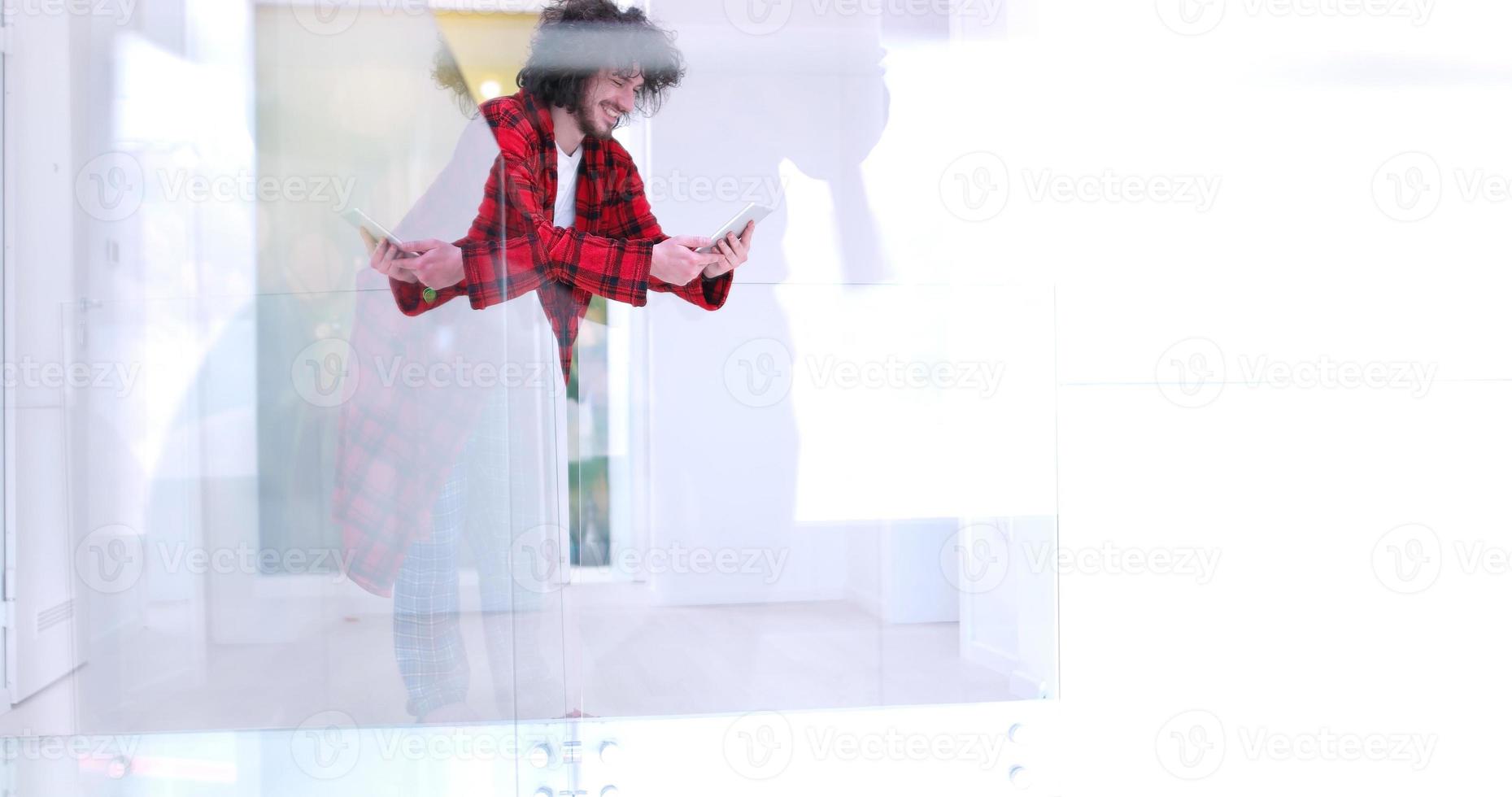 joven usando una tableta en casa foto