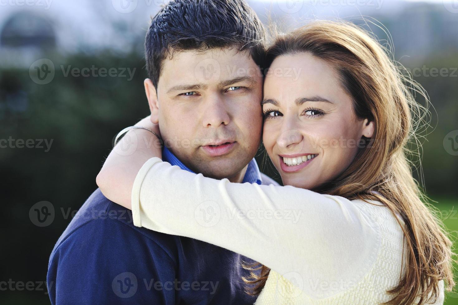 pareja feliz al aire libre foto