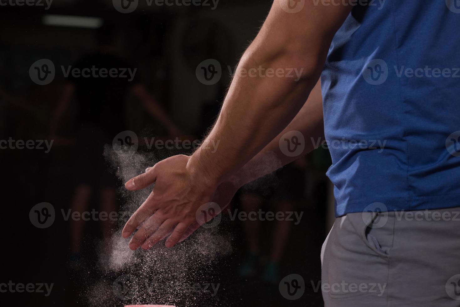 gimnasio tiza carbonato de magnesio manos aplaudiendo hombre foto