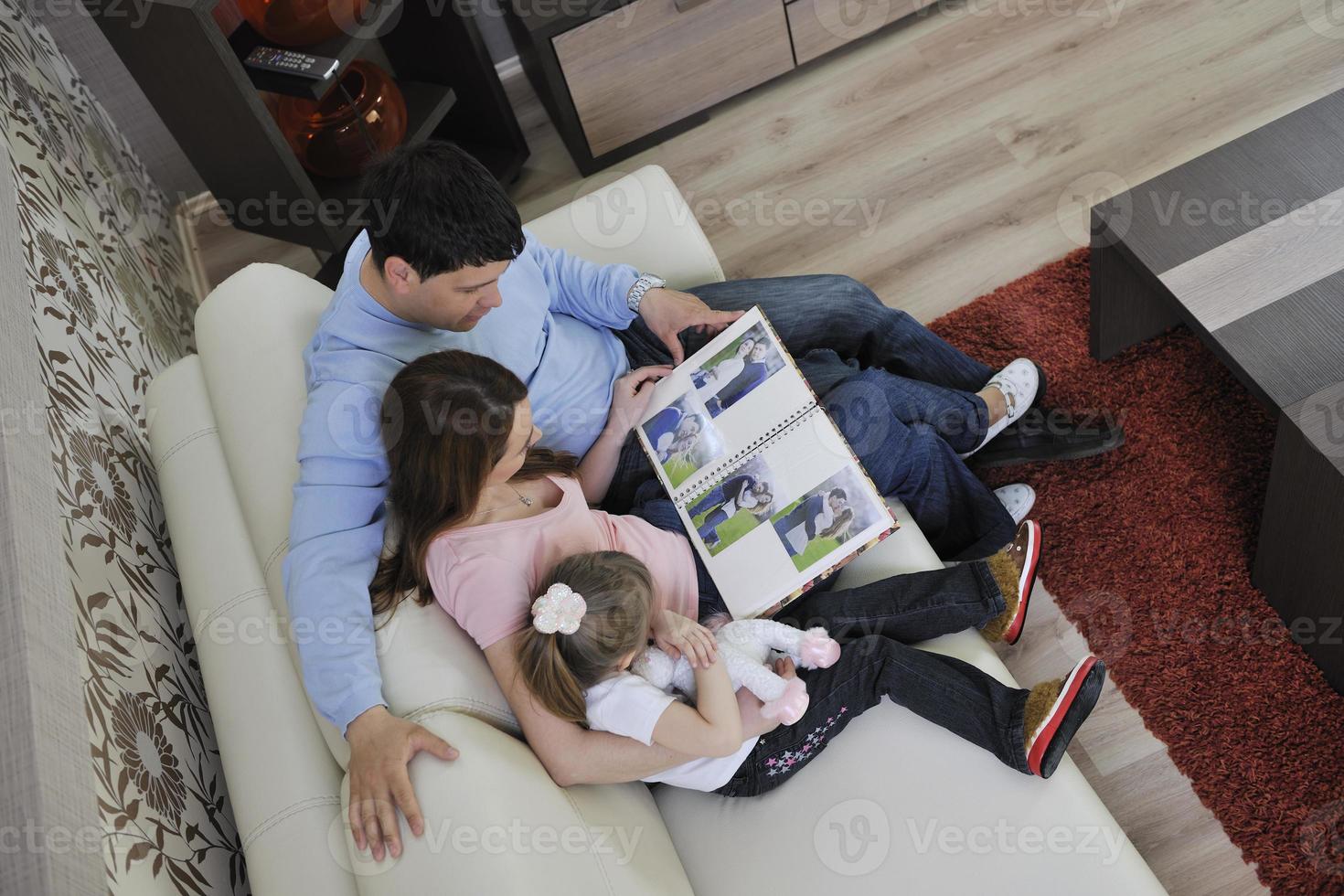 familia feliz mirando fotos en casa