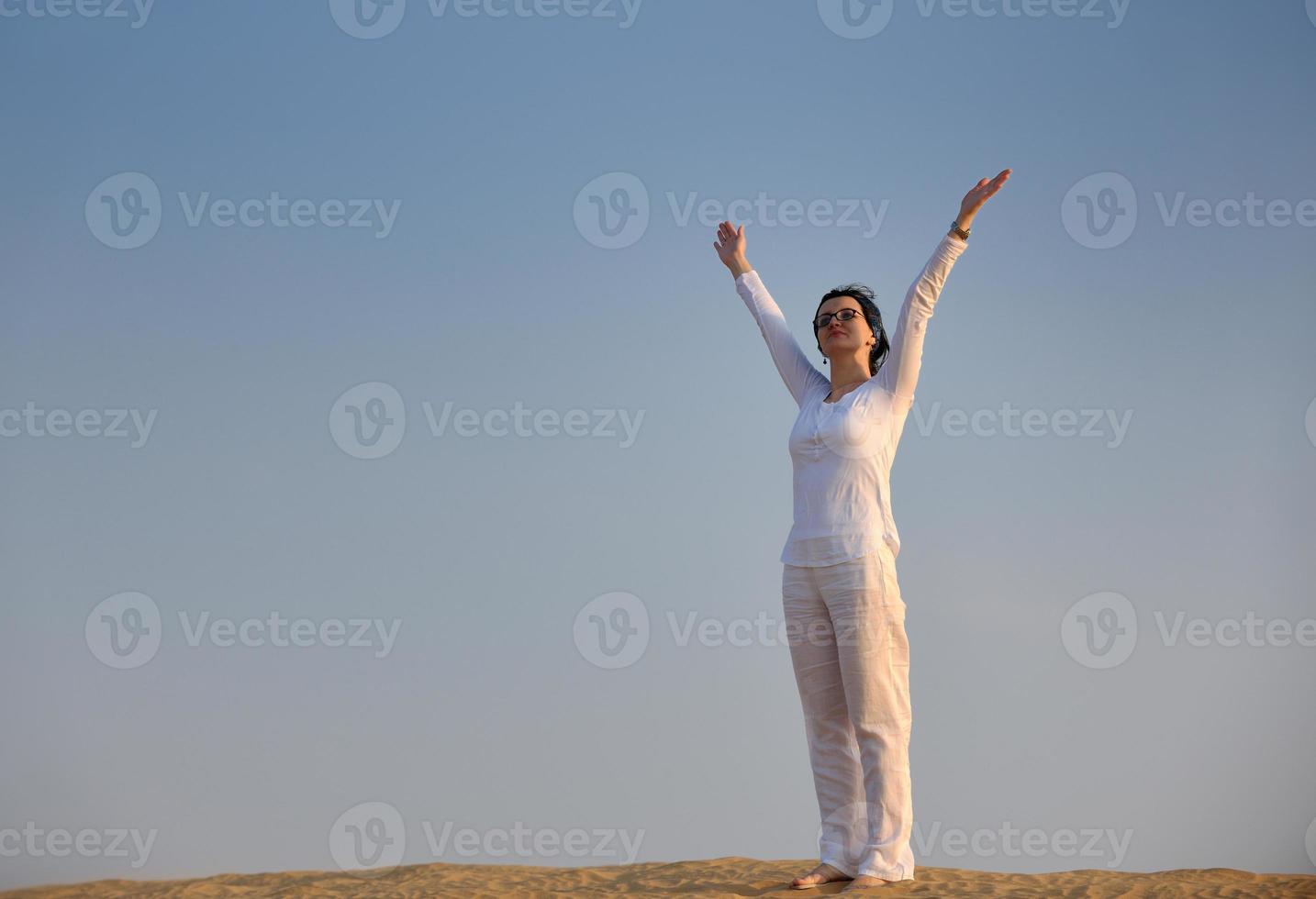 mujer relajarse en el desierto foto