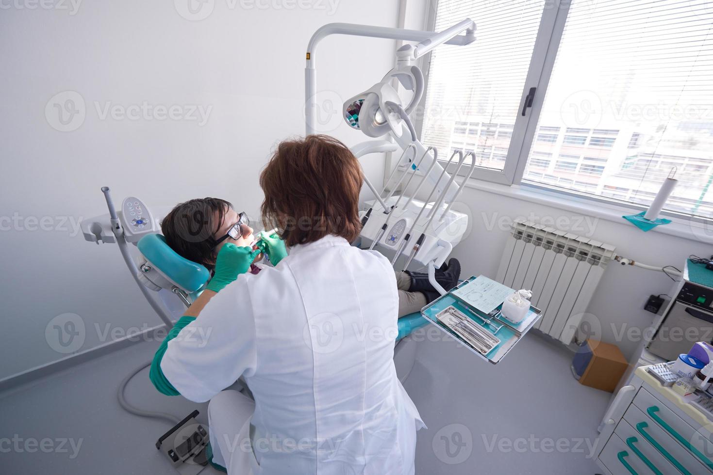 mujer paciente en el dentista foto