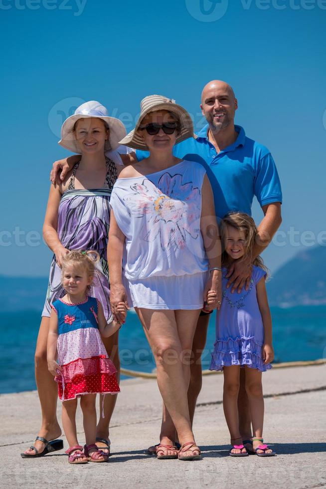 retrato de una familia feliz de varias generaciones junto al mar foto