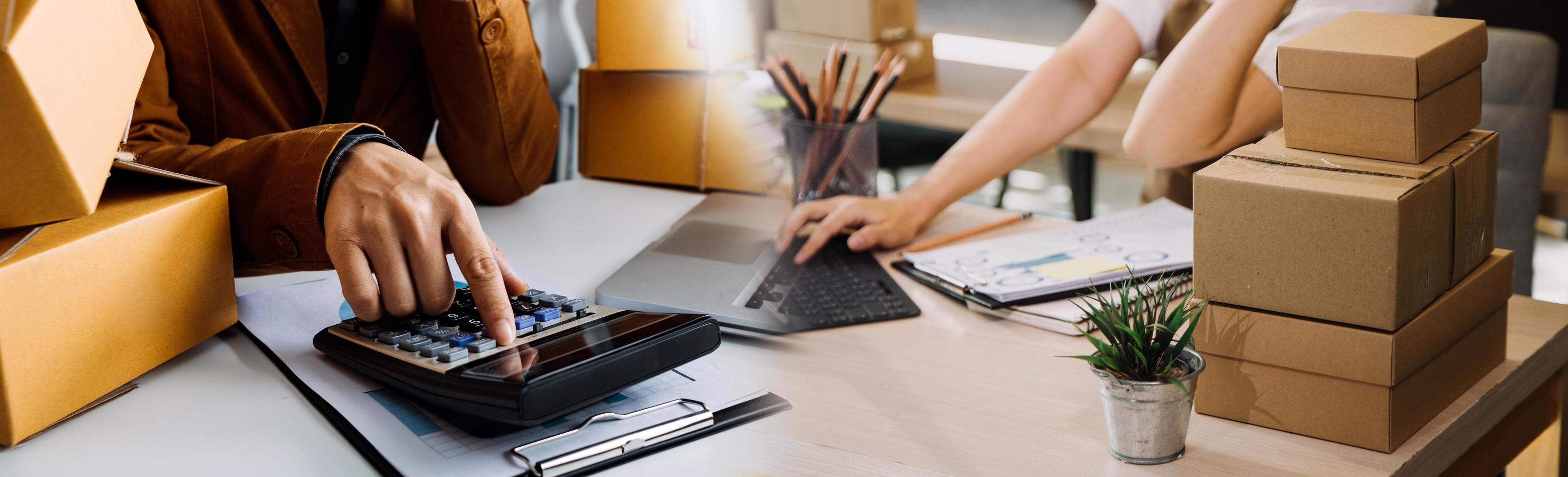 Emprendedora de pequeñas empresas o mujer asiática independiente que usa una computadora portátil con caja, joven mujer asiática de éxito con su mano levantada, caja de embalaje de marketing en línea y entrega, concepto de pyme. foto