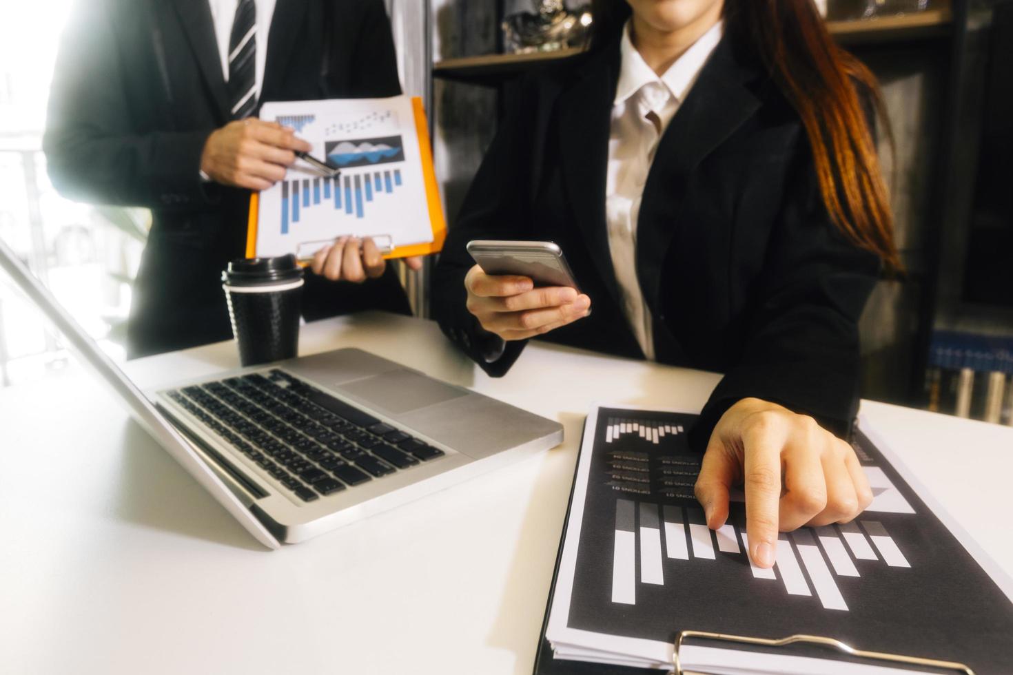 gente de negocios reunida para analizar y discutir y hacer una lluvia de ideas sobre los datos del gráfico del informe financiero en el trabajo en equipo del asesor financiero de la oficina y el concepto de contabilidad. foto