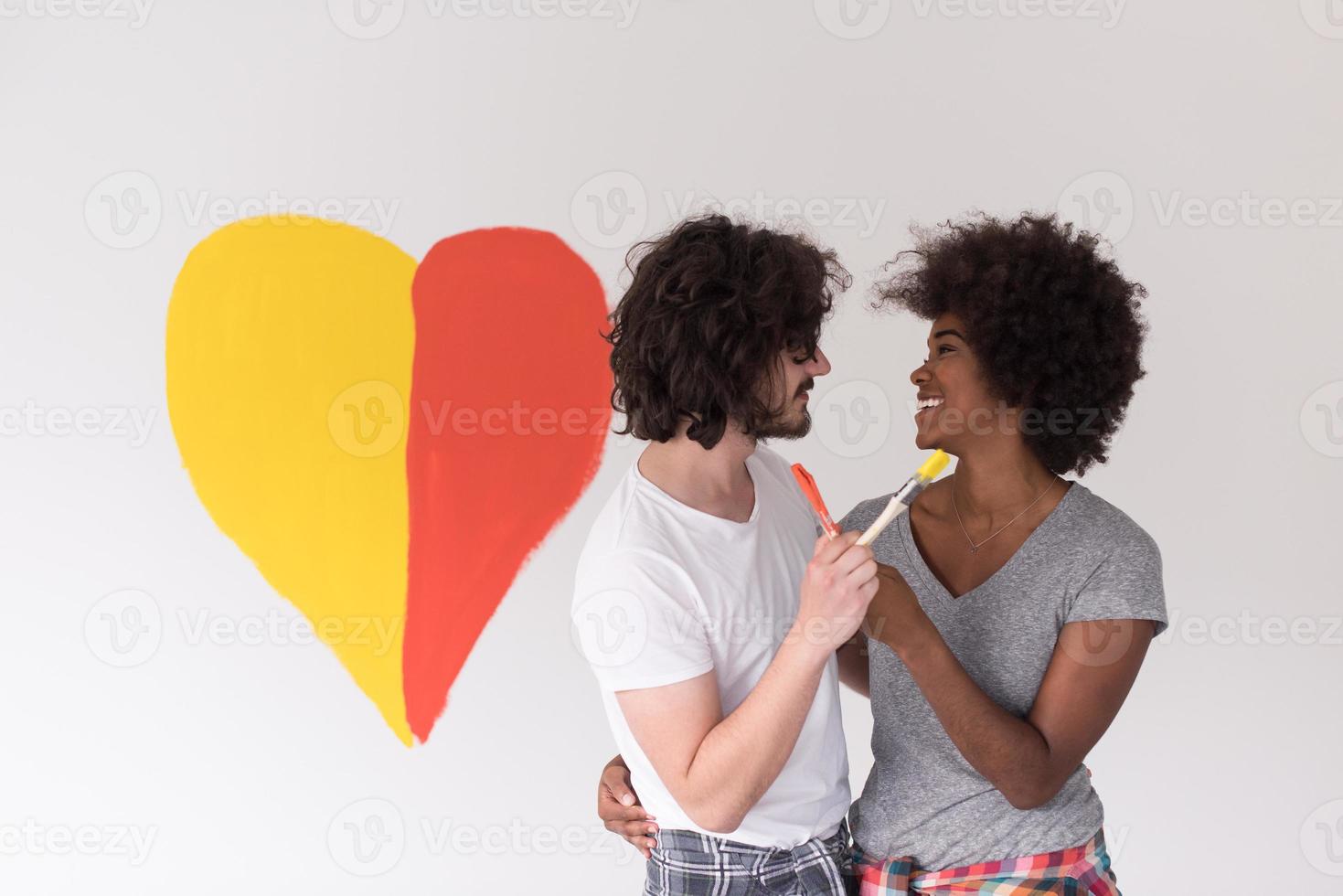 pareja con corazón pintado en la pared foto