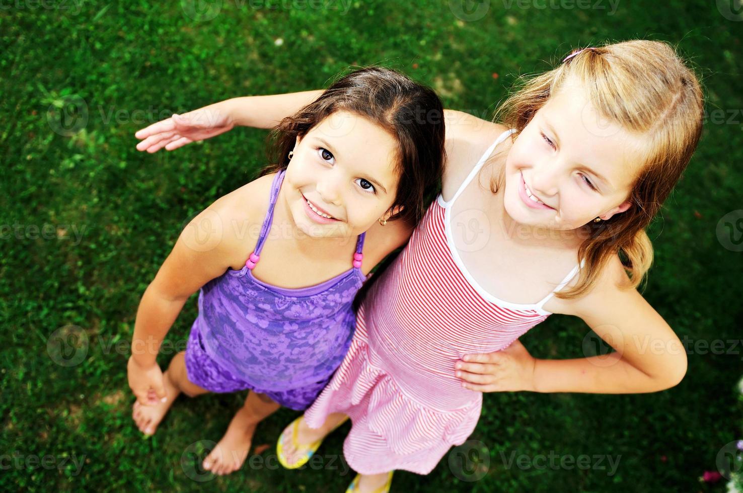 dos chicas felices se divierten al aire libre foto