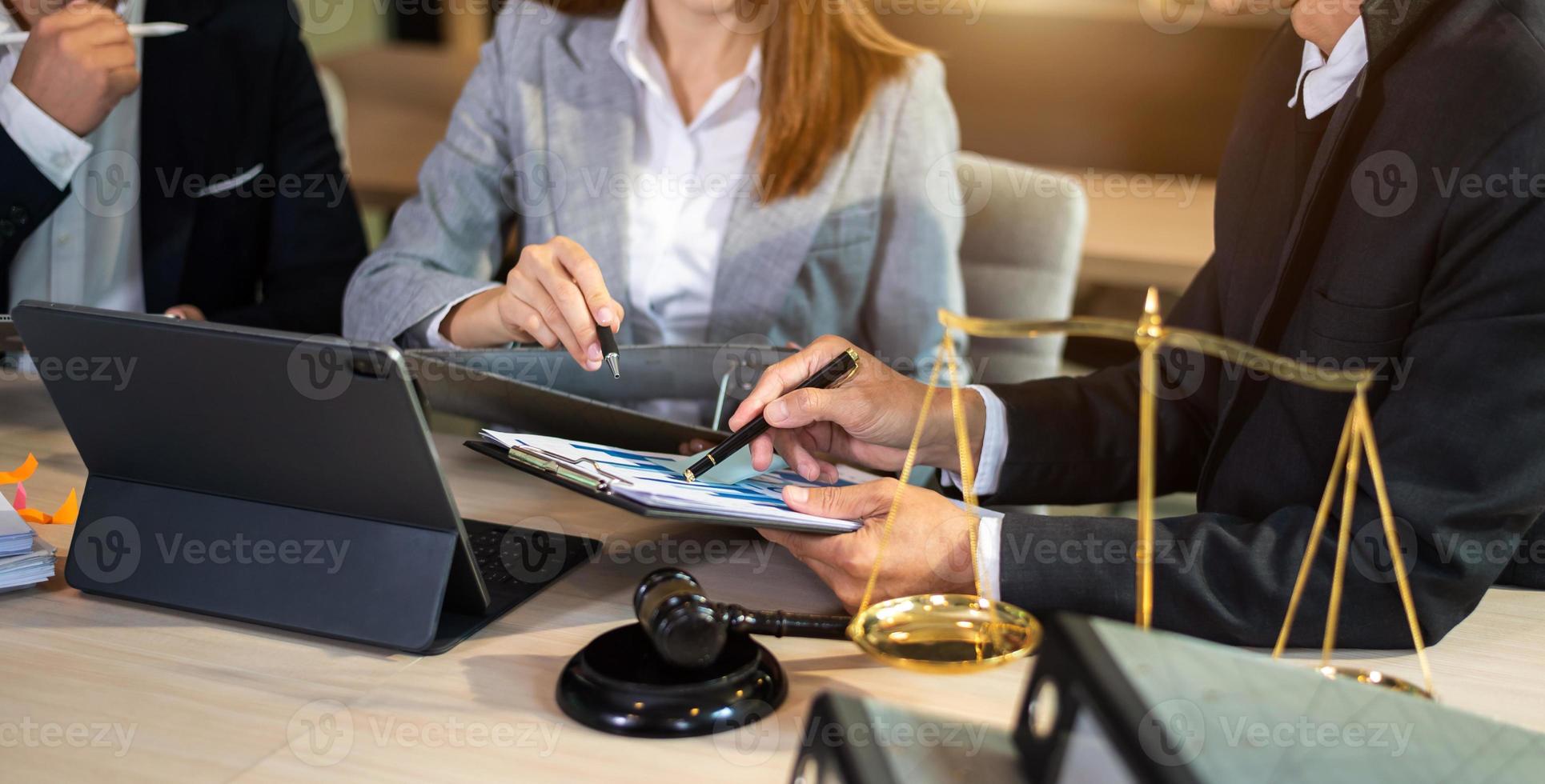 empresarios y abogados discutiendo documentos de contrato sentados. conceptos de derecho, servicios legales. foto