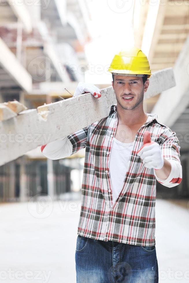 duro trabajador en el sitio de construcción foto