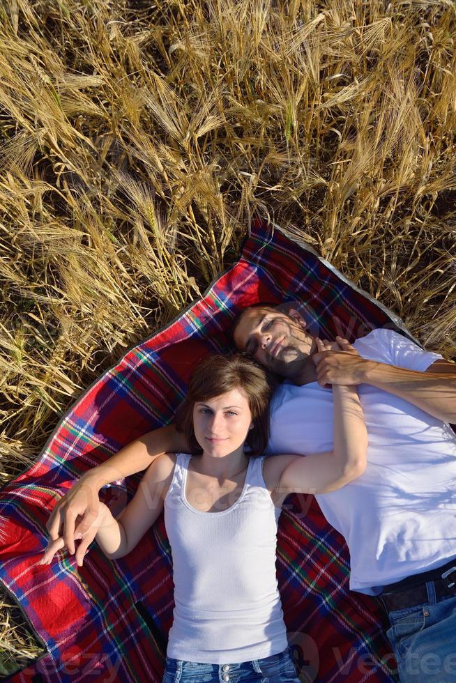 pareja feliz en campo de trigo foto