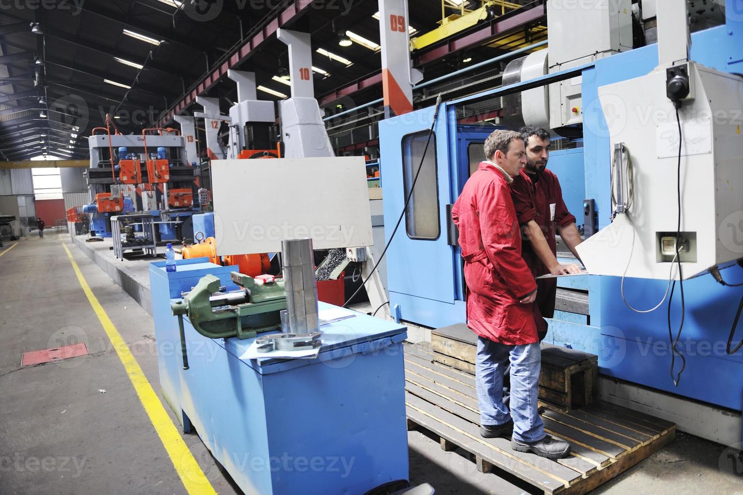 trabajadores personas en fábrica foto