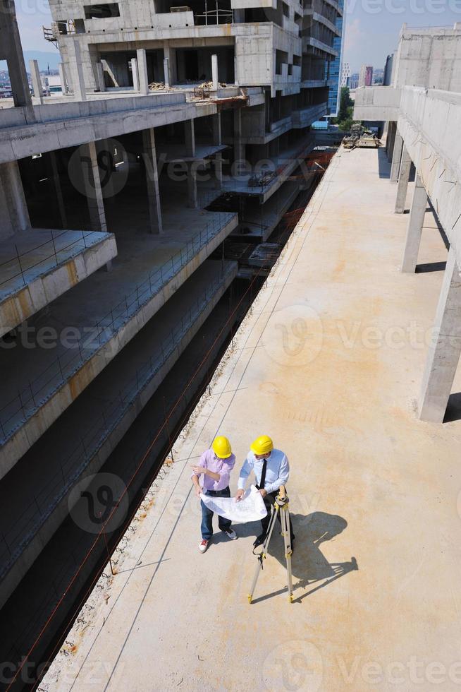 equipo de arquitectos en el sitio de construcción foto