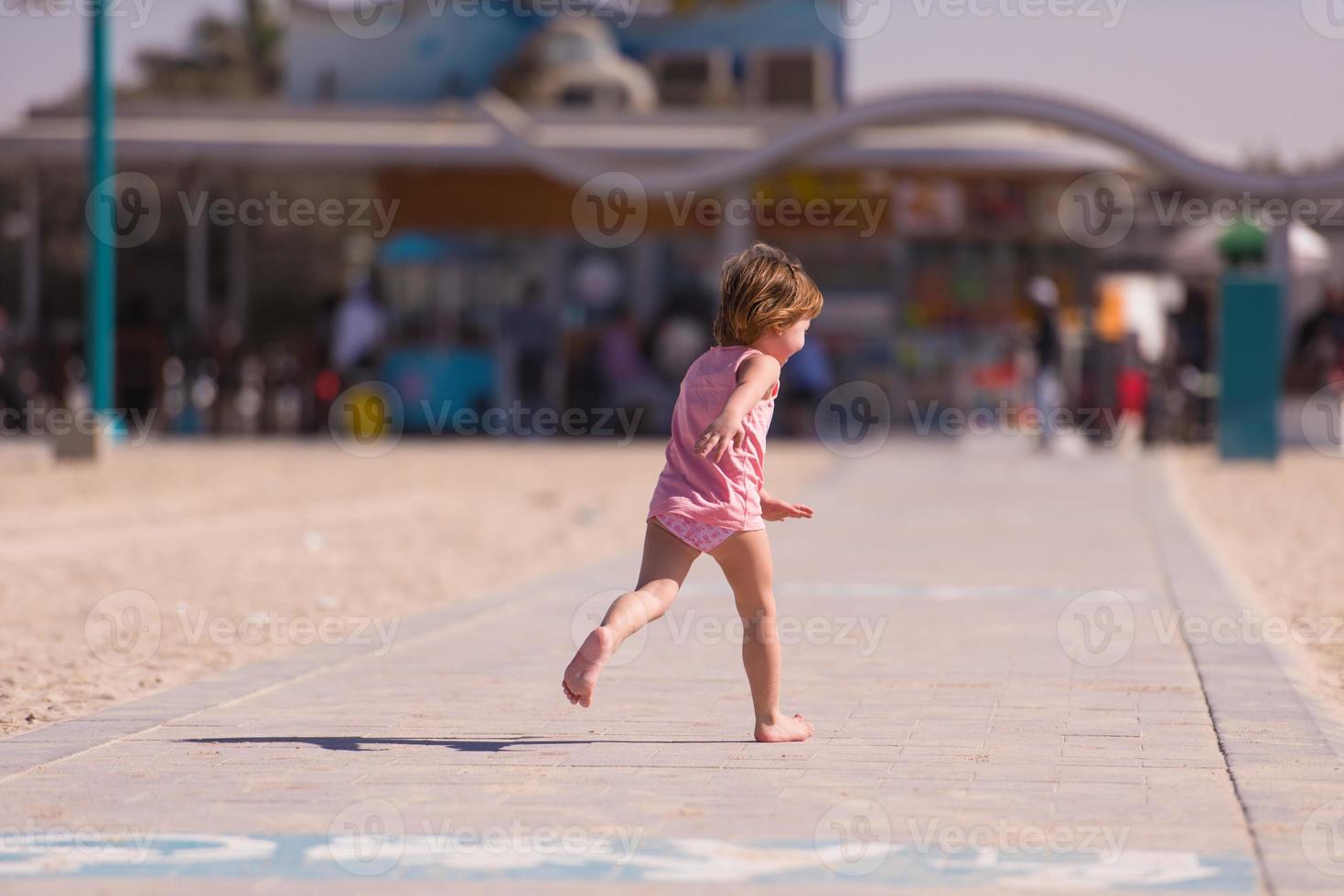 niña linda en la playa foto